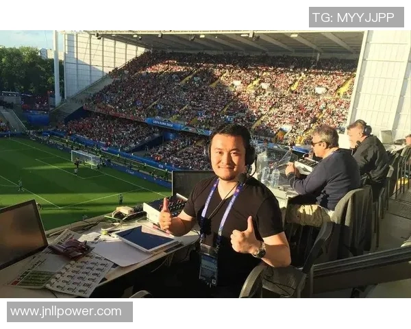 足球明星对贺炜的精彩评价与深刻见解引发广泛关注与讨论